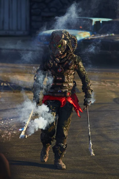 Moskwa Rosja Września 2017 Ogień Ukazują Artystę Kostium Smoka Potwór — Zdjęcie stockowe