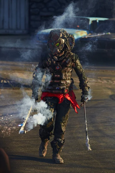 Moscú Rusia Septiembre 2017 Artista Espectáculo Fuego Actuando Traje Dragón —  Fotos de Stock