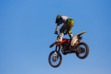 Moskova / Rusya - 23 Eylül 2017: fmx motosiklet sürme, aşırı dublör gerçekleştirme atlama Pro motocross binici. Profesyonel motorcu atlar