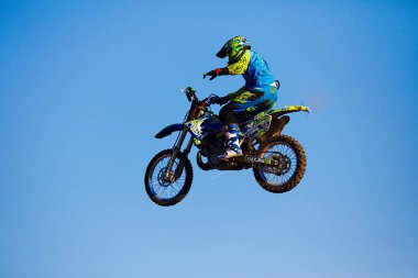 Moskova / Rusya - 23 Eylül 2017: fmx motosiklet sürme, aşırı dublör gerçekleştirme atlama Pro motocross binici. Profesyonel motorcu atlar