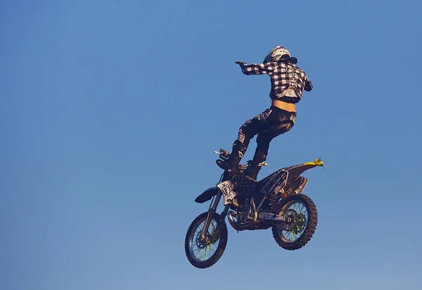 莫斯科 俄罗斯 2017年9月23日 职业摩托车车手骑 Fmx 摩托车 跳跃表演极端特技 职业车手跳跃 — 图库照片