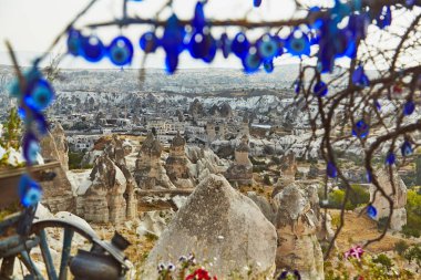 Türkiye'de Cappadocia manzaralı tepede muska ağacıyla