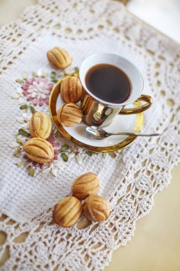 Altın kupa kahve ile geleneksel Rus şenlikli çerezler 