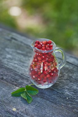 Ormandan taze yaz aldı sürahi orman çilek toplandı