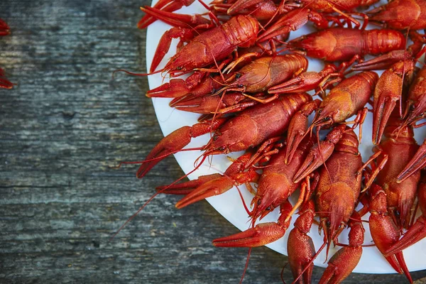 Kerevit pişmiş ve ahşap arka plan üzerinde hizmet