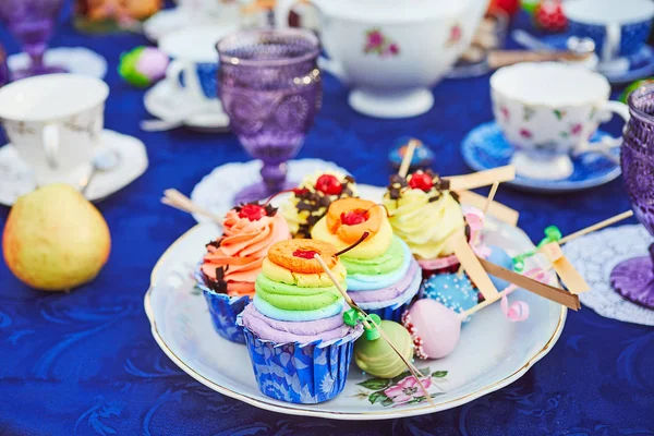 Fiesta Con Cupcakes Diferentes Tazas Colores —  Fotos de Stock