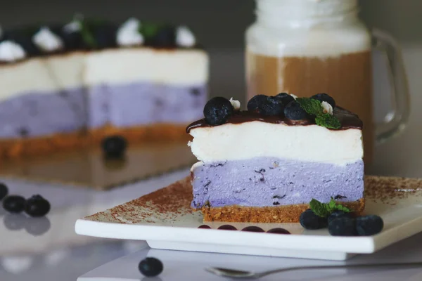 新鮮な果実で飾られたブルーベリーのスフレ ムースケーキ — ストック写真