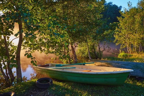 Huzurlu sabah yatay, sis ve tekneler