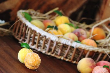 Fındık ve karamelize süt içinde şeftali şekilli kurabiye