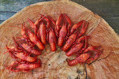 Kerevit pişmiş ve ahşap arka plan üzerinde hizmet