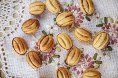 Somun şekil içinde karamelize süt ile geleneksel Rus şenlikli tanımlama bilgileri