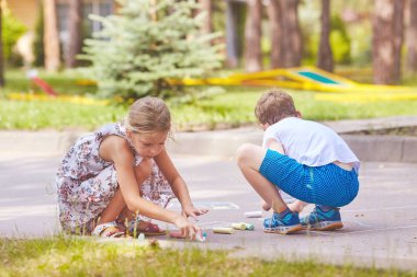 Çocuklar mangası ile yolda boya vardır