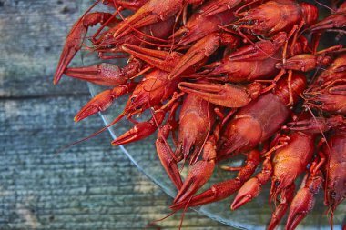 Kerevit pişmiş ve ahşap arka plan üzerinde hizmet