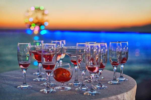 Molti Bicchieri Cocktail Diversi Tramonto Festa Mare — Foto Stock