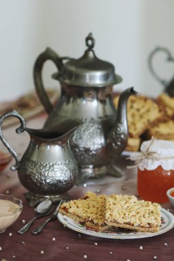 Kahve ve reçel ile rendelenmiş pasta servis