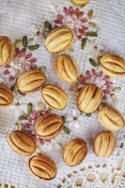 Somun şekil içinde karamelize süt ile geleneksel Rus şenlikli tanımlama bilgileri