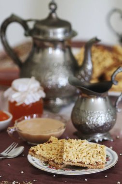 Kahve ve reçel ile rendelenmiş pasta servis