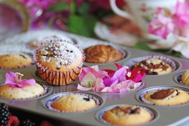 Sadece pişmiş formundaki Muffins