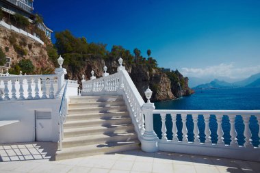 Denize bakarak korkuluk ile güzel Teras