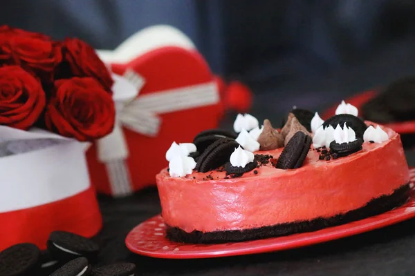 Bolo Oreo Vermelho Com Creme Biscoitos — Fotografia de Stock