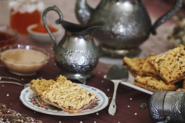 Kahve ve reçel ile rendelenmiş pasta servis