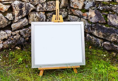 Om çim ve moss yakınındaki antik taş walll kopya alanı ile kalan şövale