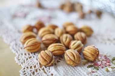 Somun şekil içinde karamelize süt ile geleneksel Rus şenlikli tanımlama bilgileri