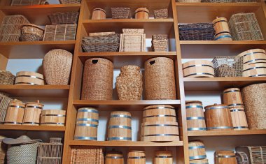 Oda dekorasyon birçok farklı sepetler ve varil ile rustik tarzda