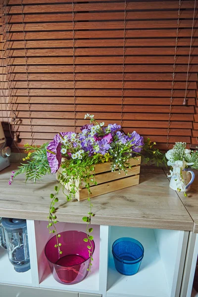 Dapur Dihiasi Dengan Bunga Plastik Dalam Kotak Kayu — Stok Foto