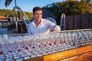 Ahududu ile kokteyller iyi barmen tarafından alınarak