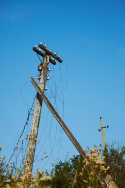 Elektrik direğinden eski fırtınadan sonra kırık