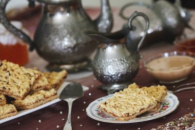 Kahve ve reçel ile rendelenmiş pasta servis