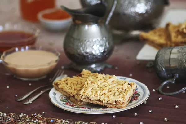 Kahve ve reçel ile rendelenmiş pasta servis