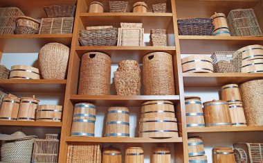 Oda dekorasyon birçok farklı sepetler ve varil ile rustik tarzda