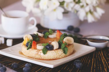 Kahve köpüğü meyve ve çilek ile hizmet