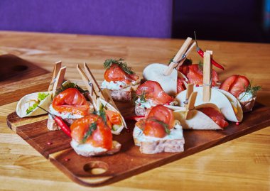 Somon meze restourant içinde alır.