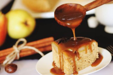 Elmalı turta charlotte ile birlikte çay ve caramelle