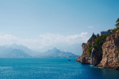 Şehir manzaralı küçük şelale, Antalya, Türkiye için