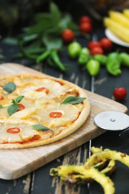 Şarap ile hizmet ananas pizza