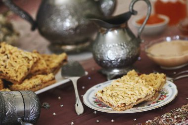 Kahve ve reçel ile rendelenmiş pasta servis