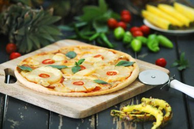 Şarap ile hizmet ananas pizza