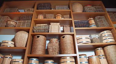 Oda dekorasyon birçok farklı sepetler ve varil ile rustik tarzda