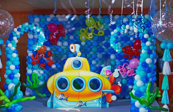 Çocuklar birhtday parti balon deniz kavramı ve sarı denizaltı ile dekore edilmiştir.
