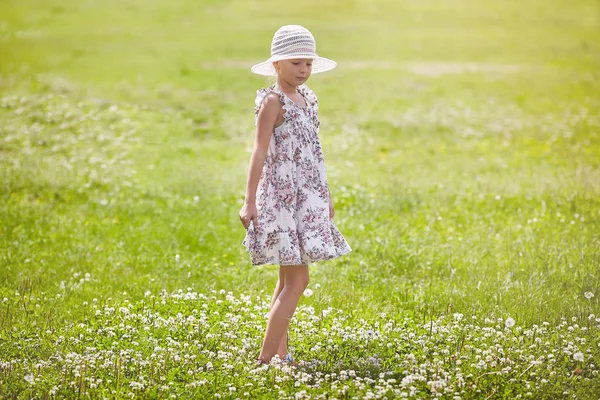 Çim güneşli bir gün mutluluk çocukluk kavramı üzerinde dans güzel kız