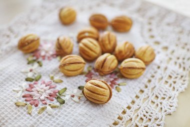 Somun şekil içinde karamelize süt ile geleneksel Rus şenlikli tanımlama bilgileri