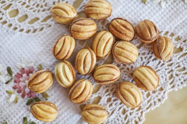 Somun şekil içinde karamelize süt ile geleneksel Rus şenlikli tanımlama bilgileri