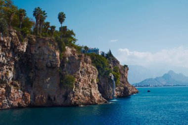 Şehir manzaralı küçük şelale, Antalya, Türkiye için