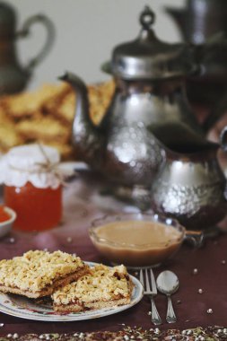 Kahve ve reçel ile rendelenmiş pasta servis