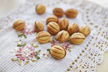 Somun şekil içinde karamelize süt ile geleneksel Rus şenlikli tanımlama bilgileri