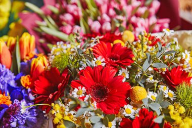Karışık çiçek buketleri üzerinde Doğum günü kutlaması